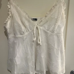 Topp gina  - Supersöt topp från gina i storlek 34🤍 Tyvärr lite skadad men de borde gå att klippa bort!