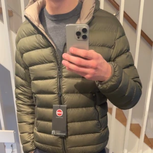 Colmar vinterjacka - Säljer en Colmar vinter jacka i storlek 50 motsvarar M-L. Använd 1 vinter den är som helt ny. Finns tags samt galje fås med. Nypris 4000kr.