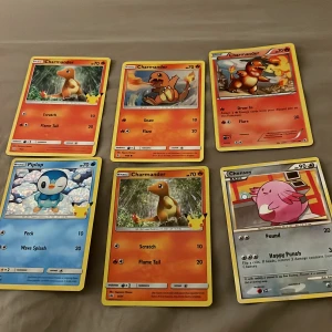 Pokémonkort - Charmander, Piplup & Chansey - Samling med stora Pokémonkort: flera olika Charmander, Piplup och Chansey. Perfekt för dig som älskar Pokémon och vill ha något unikt till din samling! Färgglada motiv och klassiska karaktärer som passar både unga och unga vuxna.