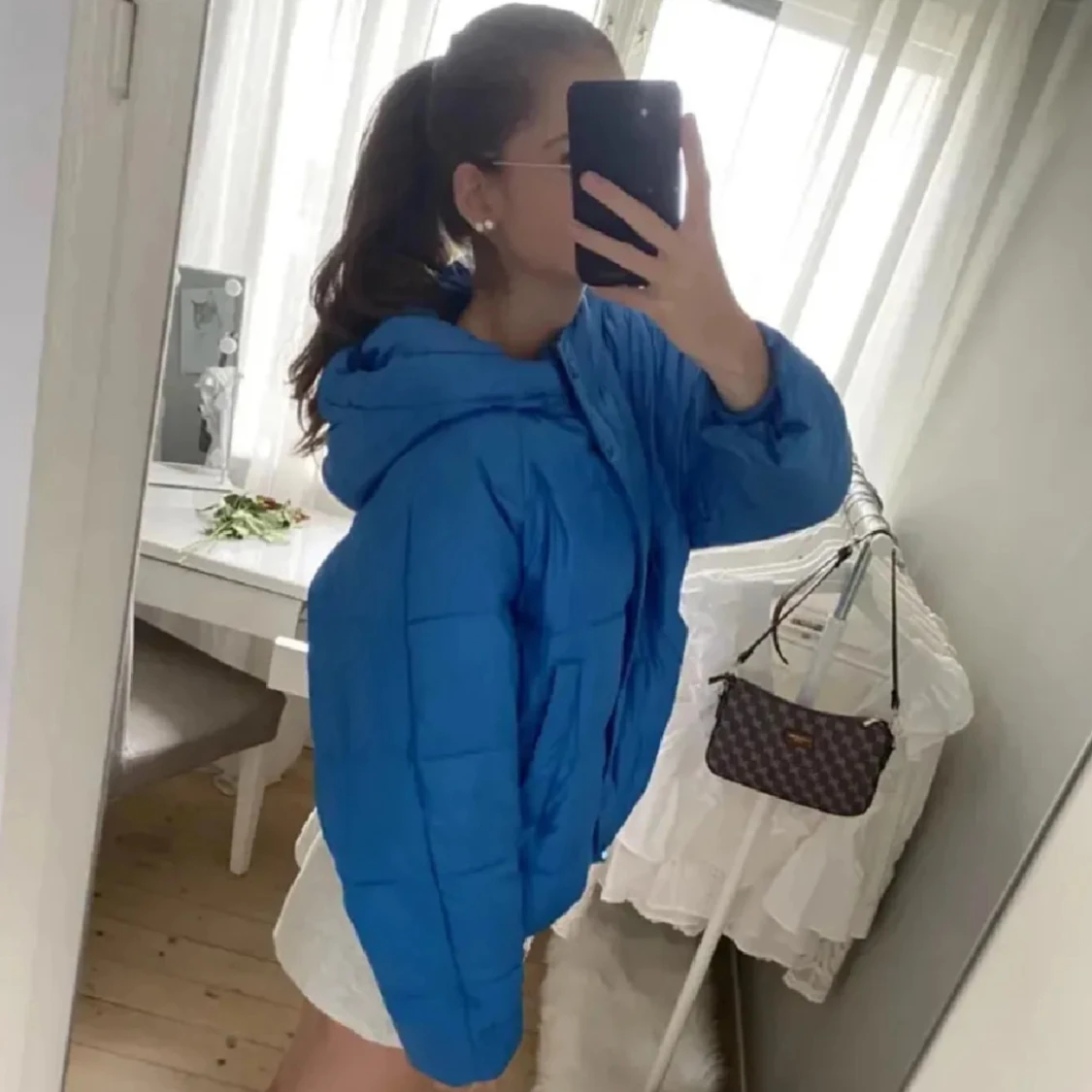 Blå pufferjacka med huva - 2