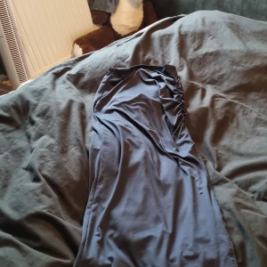 Mörkblå långkjol - Säljer en stilren mörkblå långkjol. Kjolen har en rak passform och är gjord i ett mjukt, lätt material som ger en skön känsla. Perfekt för dig som gillar enkel men trendig stil.