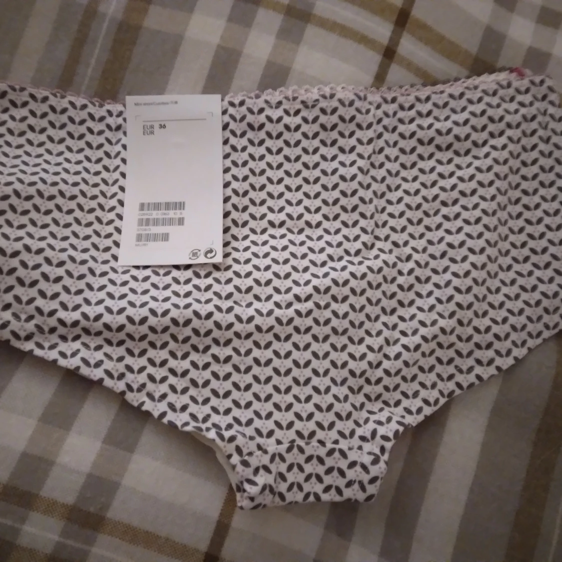 Helt nya, oanvända 3-pack hipsters trosor från H&M, strl 36 - 3