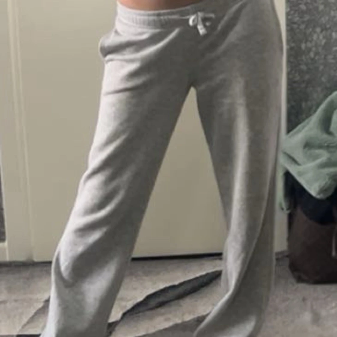 Grå mjukisbyxor med snörning