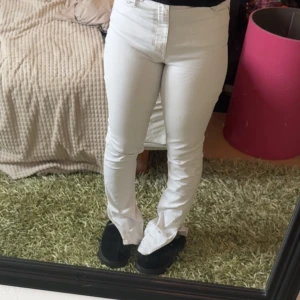 Vita jeans - Byxorna är ifrån Zara, är inte använda kan skicka mer detaljerad bilder privat💕