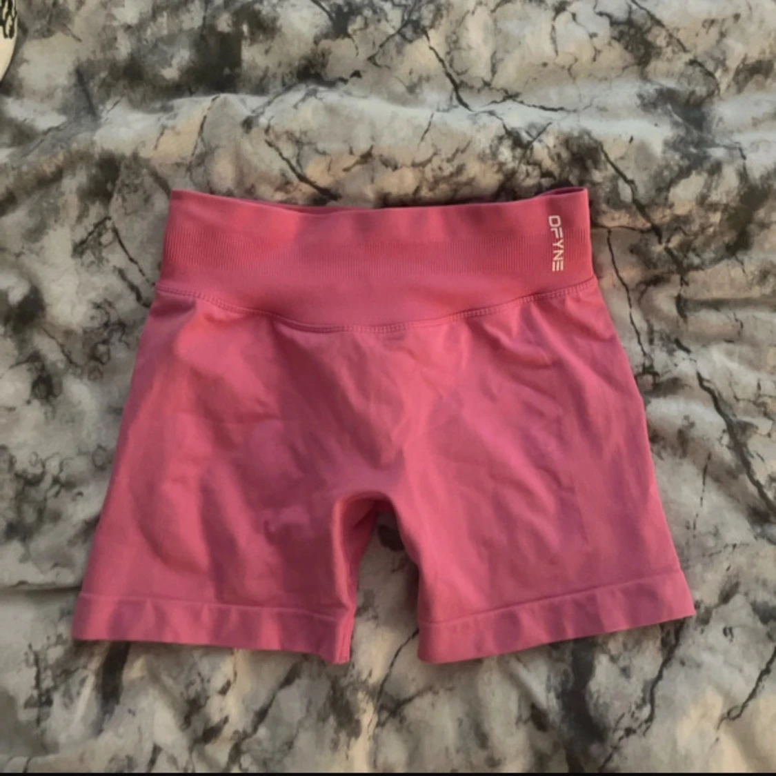 Rosa träningstights shorts från DFYNE