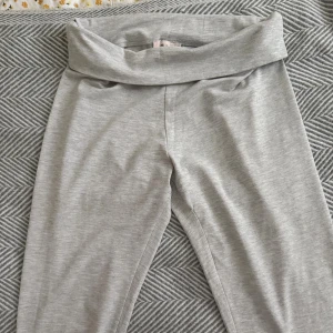 Grå yogapants  - Gråa yogapants från Nelly, fina men säljer då de är lite för små för mig!