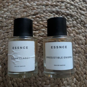 Essnce Sassy Classy & Enigma  - Två Eau de Parfum från ESSNCE: Sassy Classy och Irresistible Enigma. Perfekta för dig som vill sticka ut med stilrena och trendiga dofter. Motsvarar Prada paradoxe och Ysl Libre. Cirka 25ml av 50ml och ca 10 av 50ml kvar. Annonspris avser båda 