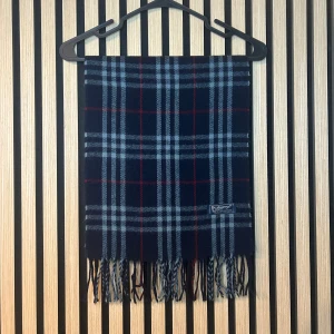 Burberry halsduk  - Mörkblå rutig burberry halsduk | Skick 9/10 | Hör gärna av dig vid minsta fundering😊
