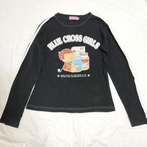 Svart långärmad tröja Blue Cross - Jöttesöt svart långärmad tröja från Blue Cross med tryck framtill. Från japan! Gjord för unga/barn men passar även vuxna. Nyskick! 
