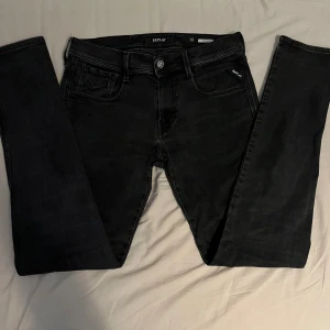 Replay Anbass - Säljer dessa riktigt snygga mörk grå Replay byxor, de är i modellen anbass och storlek 30/32. Finns inga skador och de passar till allting. Hör av er vid fler frågor och funderingar🙌🙌🙌