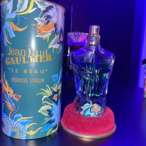 Le Beau Paradise Garden 75ml - Jean Paul Gaultier Le Beau EDP Paradise Garden i 75ml . Perfekt för dig som vill ha något annorlunda i parfymhyllan. Hör av er vid intresse.