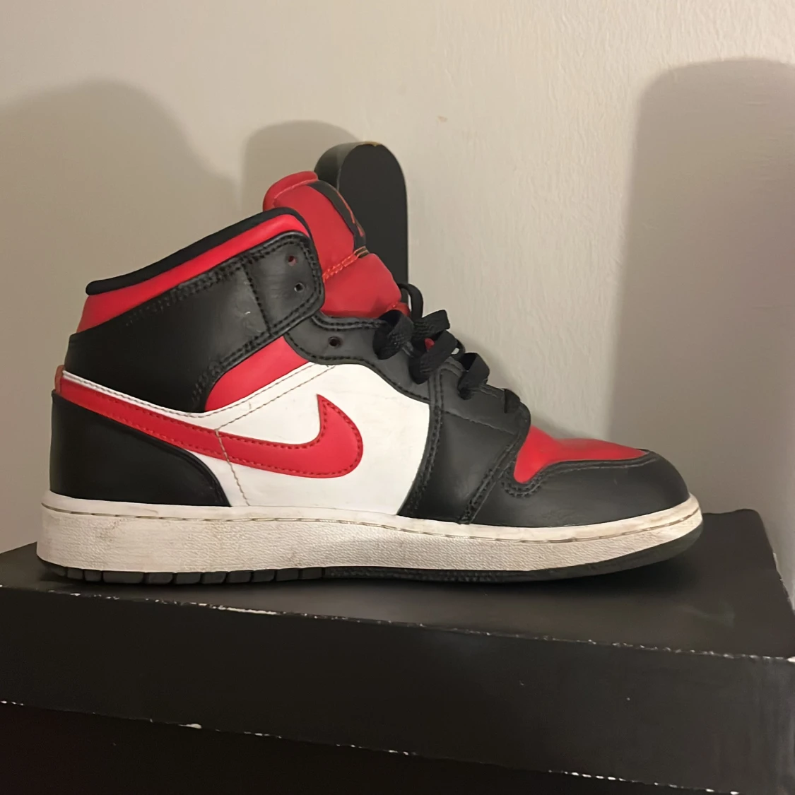 Nike Air Jordan 1 Mid Svart/Röd/Vit - 1