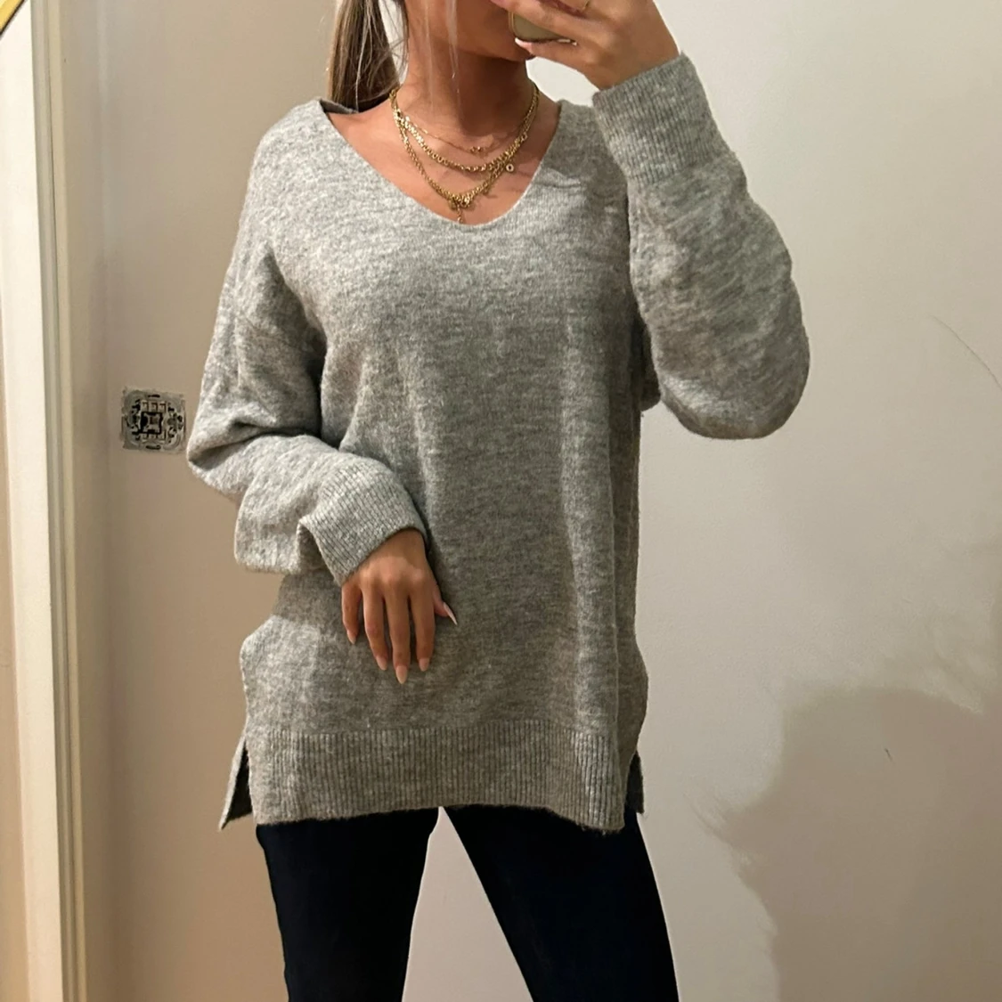 Grå stickad v-ringad tröja - 1