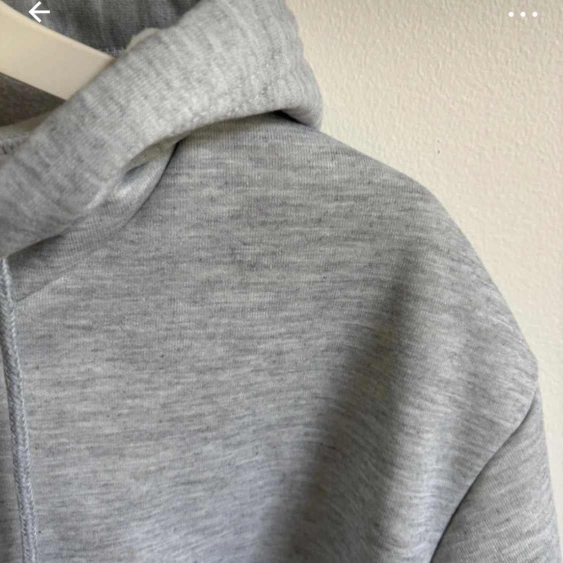 Grå hoodie med dragkedja och huva - 1