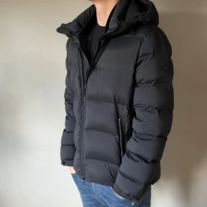 J Lindberg dun jacka - Urfet j Lindeberg dunjacka i storlek L, lite små defekter som att märket är väldigt smått skrapat och att vid dragkedjan om man vecklar ut tyget så har det skrapats bort lite, inte man ser när man har på sig den