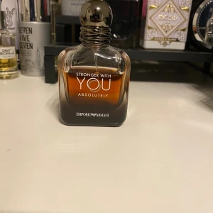 Stronger with you absolutly - En perfekt doft inför vintern rekommenderar starkt de runt 45ml kvar och säljer hela för 780kr