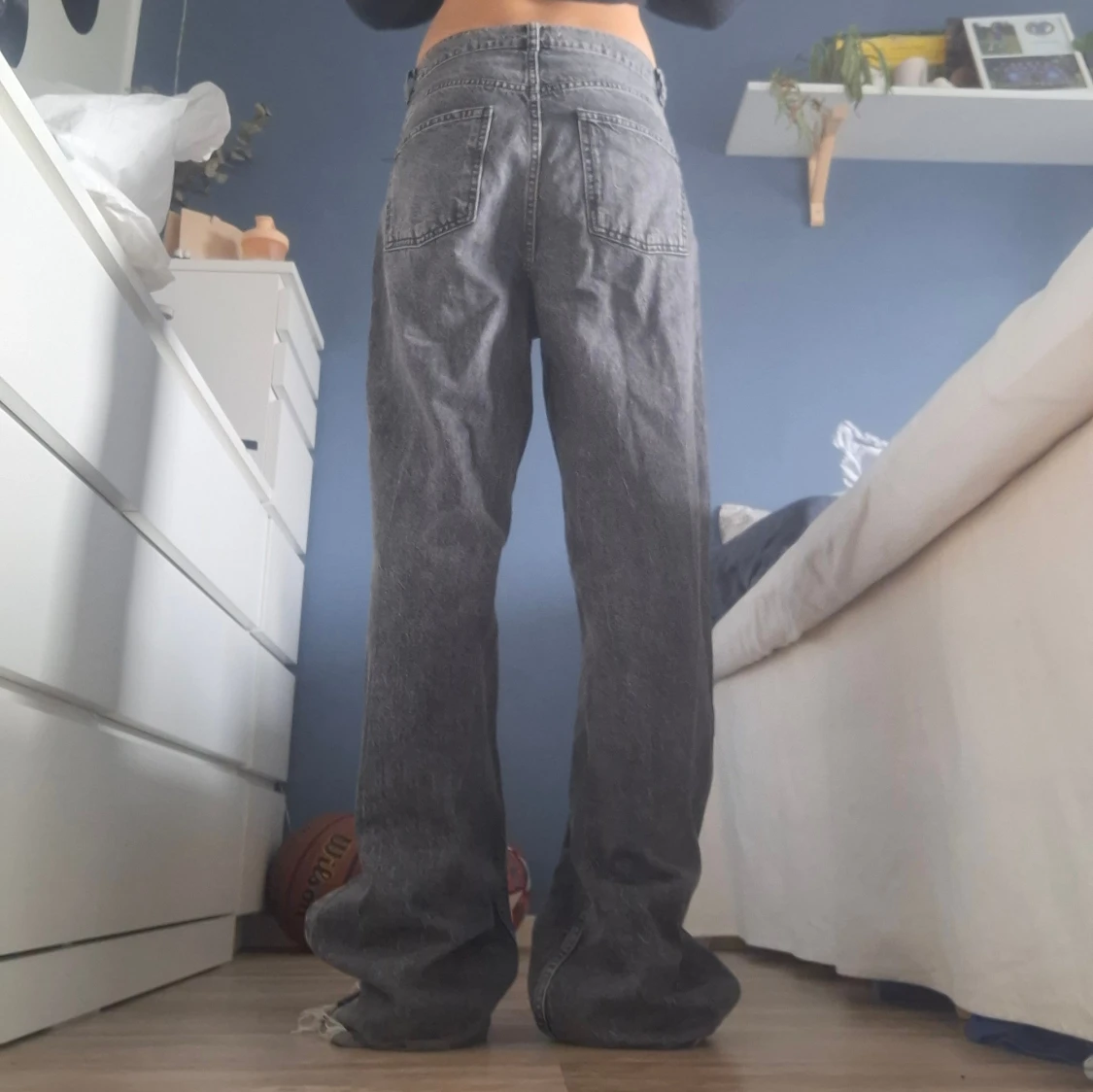 Gråa raka jeans med råa kanter - 1