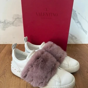 Valentino sneakers - Jätte snygga valentinos i super bra skick! Köpte dom här på plick så har inget äkthetsbevis men dom verkar vara äkta. 