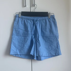 Shorts - Shorts i linneblandning. Knappt använda.