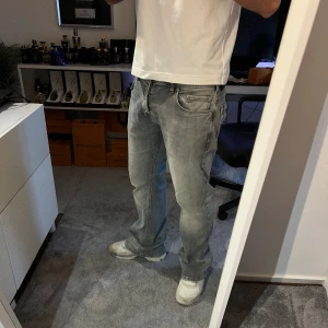 Gråa flared jeans  - Snygga gråa flared jeans från märket LTB, andvända ca 5 gånger. Storlek W34xL32 men små i storlek så sitter som 32-33 i midja.