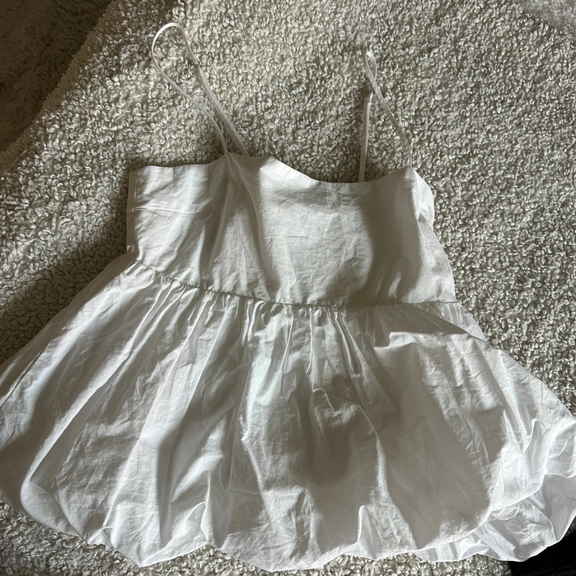 Vit volangig linnetopp från Pull&Bear