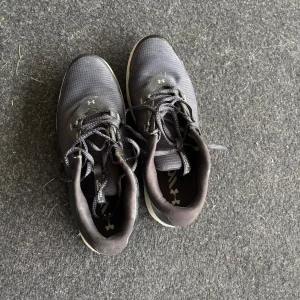 Golfskor, Under Armour storlek 44 - Säljer ett par golfskor från Under armour. Storlek 44. Använda en halv säsong