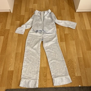 Pyjamas  -  En silkespyjamas i bra skick från Gina. Perfekt när du vill känna dig lyxig 