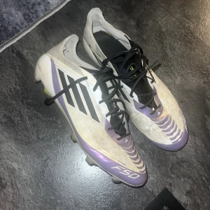 Adidas f50 - Adidas f50 hyfsat skick strl 45/2 passar både konst och gräs. Pris kan diskuteras vid snabb affär. 