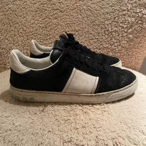 Valentino flycrews  - Säljer mina svarta valentino flycrews för sjukt bra pris, inga problem med skon! Storlek 42 och sjukt sköna. Skick 7/10 där mockan inte är jätte bra på vissa ställen. Hör av er me frågor!👍🏻