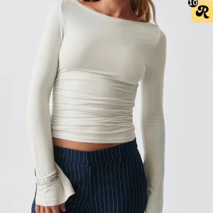 Vit top från Gina Tricot - Säljer denna vanilj vita tröjan från Gina Tricot. Tröjan har används en gång och är i mycket bra skick. Köparen ansvarar för frakten. 