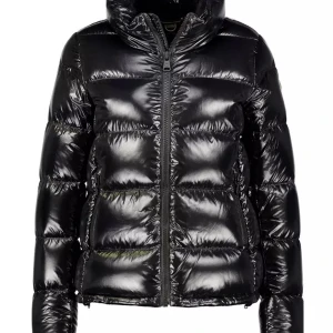 Svart pufferjacka från Colmar - Säljer en glansig svart pufferjacka från Colmar med hög krage och två dragkedjeförsedda fickor. Jackan har en klassisk pufferlook med breda kanaler och hel dragkedja framtill. Perfekt för kalla dagar och riktigt snygg! Haft jackan i mindre än 1 år, mycket bra skick. Orginalpris 5500kr. 