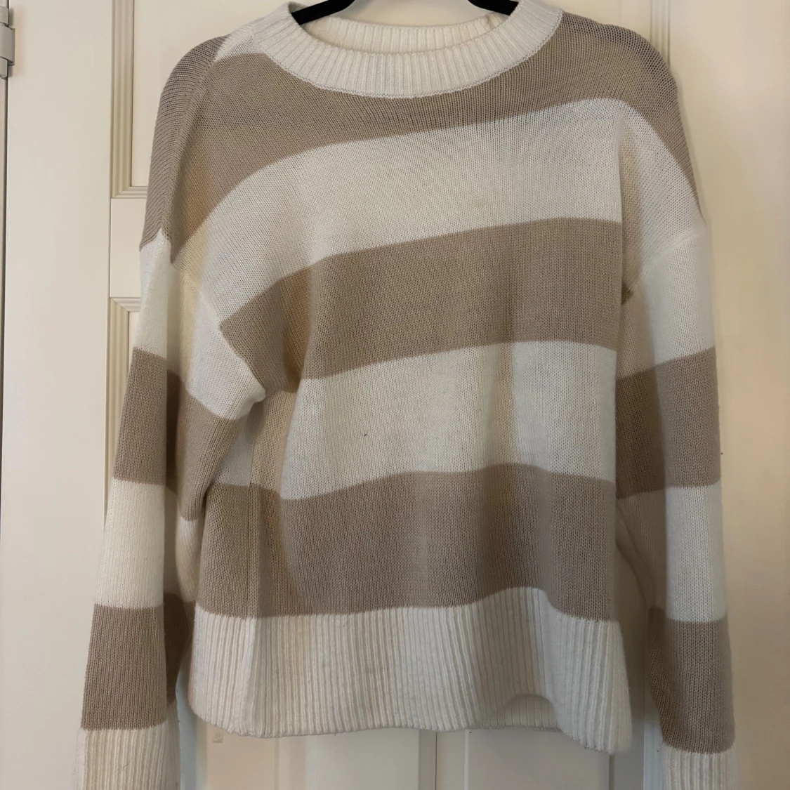 Randig beige och vit stickad tröja H&M