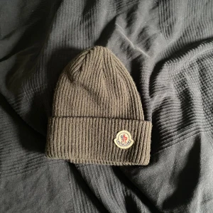Moncler mössa - Går moncler mössa fint skick 