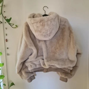 Teddyjacka - Mjukaste teddytyget (tänk mjukaste teddybjörnen du klappat på) och med en stor huva. 2 innerfickor och 2 fickor fram, muddar i ärmar och nederkant. Svagt rosa-beige i färgen. Använd sparsamt och utan defekter. Återuppladdad för fri frakt. Jag har mycket annat uppe på sidan, både herr och damkläder. Köp gärna bundle för att få rabatt 🤗 