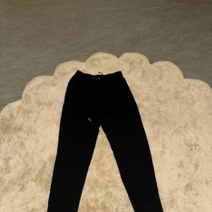 Svarta byxor från Zara - Svarta mjukisbyxor från Zara med elastisk midja och snörning. Ganska bra skick , storlek S