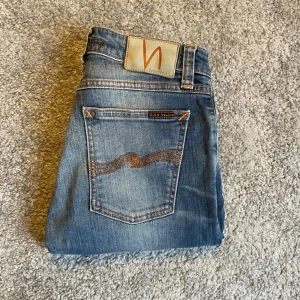 Blå Nudie skinny lin - Blåa Nudie skinny lin i storlek 27/30 men passar 28 skulle jag säga, passar om man är runt 170! Nypris ligger på 1600 men mitt pris är 599! Skriv vid frågor!