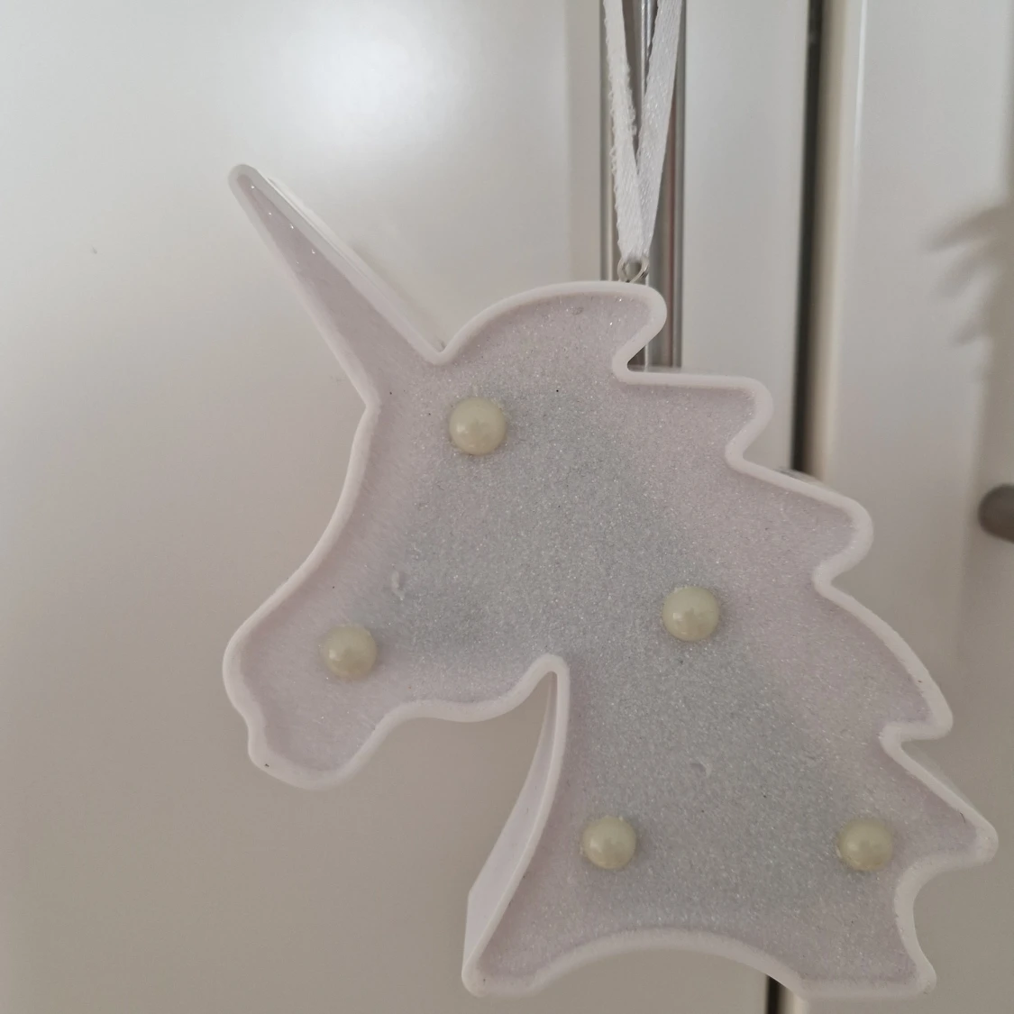 Glittrig enhörningsdekoration i vitt