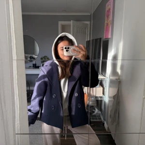 Blå kappa  - Säljer min superfina blåa kappa från Design by Si. Perfekt nu till höst/vinter. Säljer eftersom den ej används. Vid fler frågor hör av er 🩷 