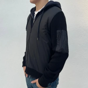 J.Lindeberg Cardigan Jacka - Tjena! Säljer nu denna J.Lindeberg cardigan jacka. Storlek L - Modellen på bild är 182cm. Skick 8/10 - Nypris på denna är ca 3500 och mitt pris 1099, (pris kan diskuteras vid snabb affär). Hör gärna av er vid minsta fundering/fråga. MVH Vestito Closet