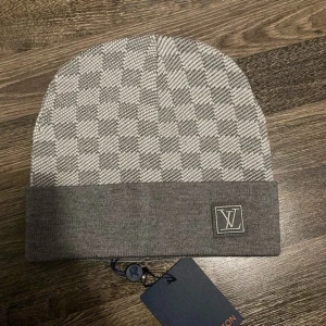 Rutig mössa grå/vit - Snygg grå mössa perfekt till hösten/vintern passar till alla kläder och håller dig varm!