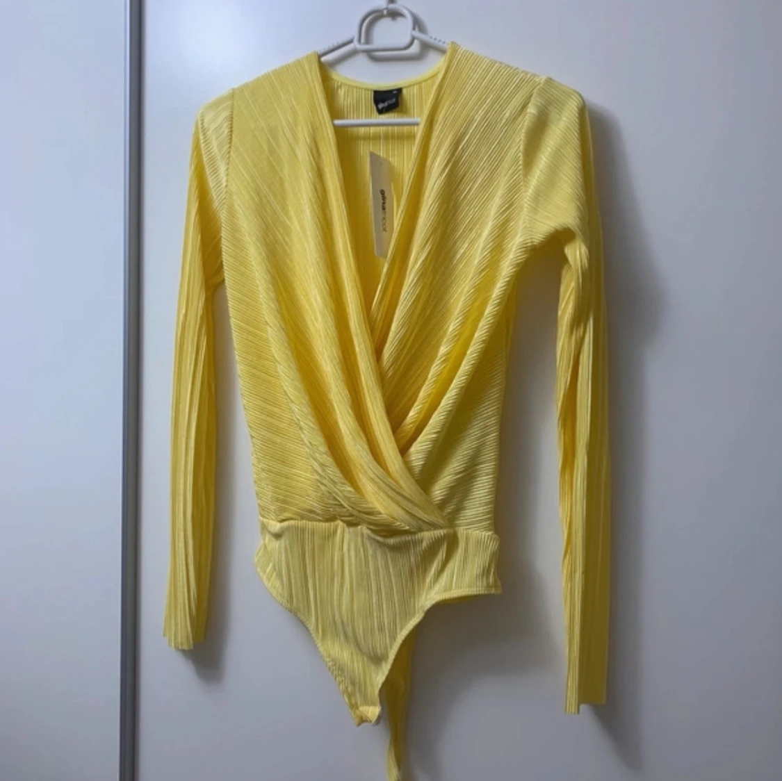 Gul bodysuit från Gina Tricot - 1