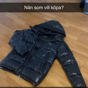 Svart pufferjacka Alessandro Zavetti - Har inte använt den nån gång för att den inte passade mig men den hade en tidigare ägare. Svart pufferjacka från Alessandro Zavetti med glansig finish och broderad logga på huvan. Jackan har flera dragkedjeförsedda fickor, quiltad design och justerbar huva. Perfekt för kalla dagar med snygg streetstil.