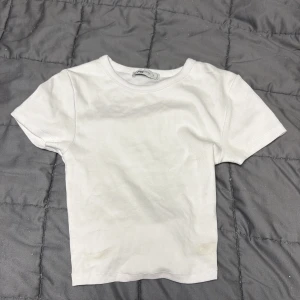 Vit ribbad topp med snörning från new yorker - Vit ribbad topp från new yorker i storlek S. Toppen har korta ärmar och en snygg snörningsdetalj i ryggen