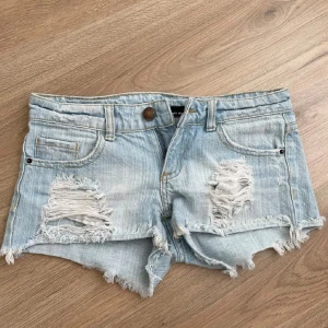 Ljusblå jeansshorts  - Säljer nu mina ljusblå shorts då dem inte passar längre! Kan diskutera pris 🥰💕kom privat för fler bilder!