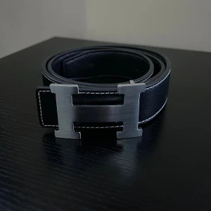 Svart och Silver H bälte - helt nytt, allt i bilden ingår, en hålslagare ingår, frakter inom 24 timmar.