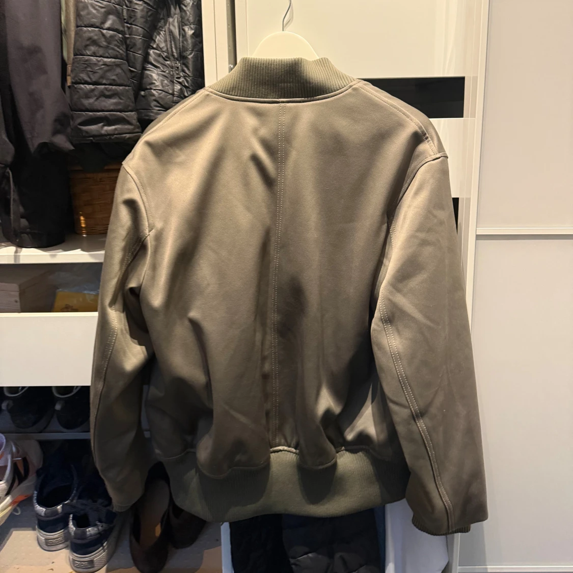 Olivgrön bomberjacka från H&M - 1