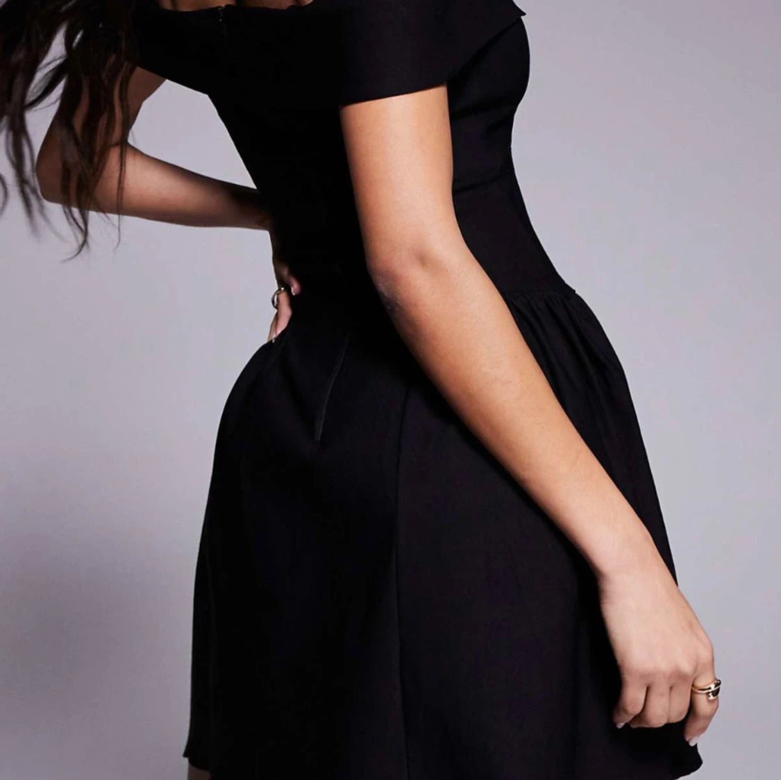 Svart offshoulder kortklänning - 1