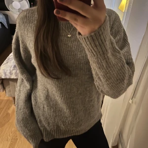 Grå stickad tröja  - Otroligt skön stickad tröja från H&M🥰🥰