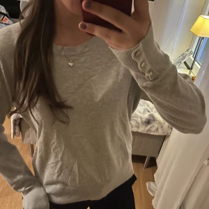 Stickad tröja  - Superfin Finstickad tröja från Holly&White🥰jättebra skick!
