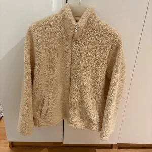 Teddyjacka - Säljer en mysig beige teddyjacka som inte har kommit till användning.